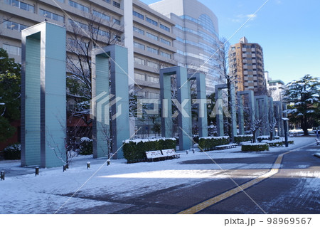 雪化粧をした広島平和公園の平和の門 98969567