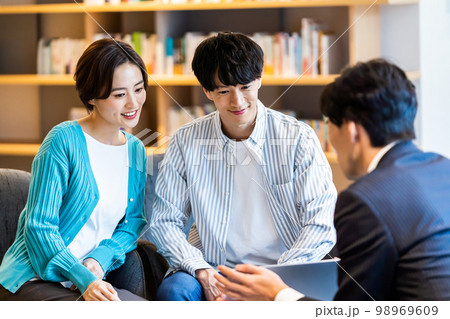 相談する若い夫婦 相談する若い夫婦 98969609