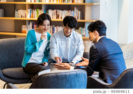 相談する若い夫婦 相談する若い夫婦 98969611