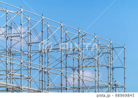 建設現場　くさび足場　ビケ　青空 98969845