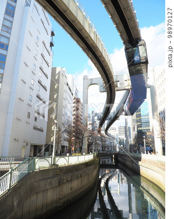 街を駆け抜ける千葉モノレール 98970127