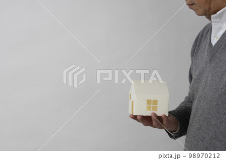 家の模型を持つ男性 家の模型を持つ男性 98970212