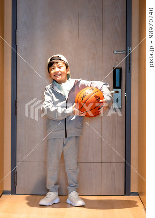 子供 男の子 幼稚園児 98970240
