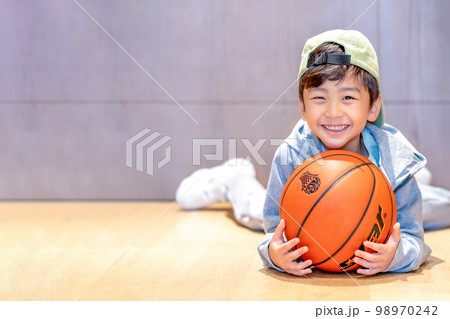 子供 男の子 幼稚園児 98970242