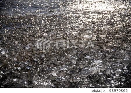 凍った湖面 98970366