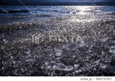 凍った湖面 98970367