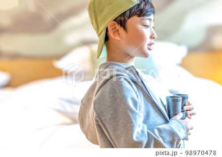 子供 男の子 幼稚園児 98970478
