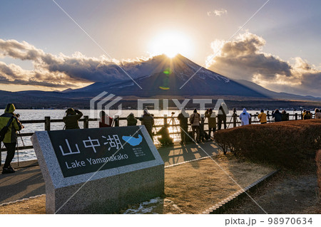 山中湖　長池親水公園からのダイヤモンド富士 98970634