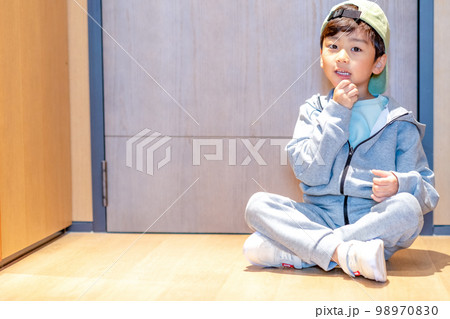 子供 男の子 幼稚園児 98970830