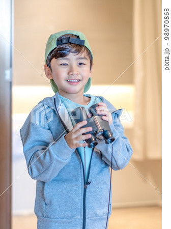 子供 男の子 幼稚園児 98970863