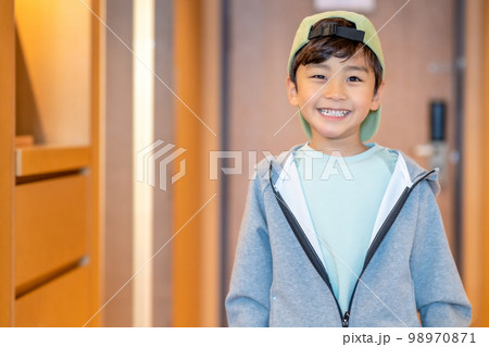 子供 男の子 幼稚園児 98970871