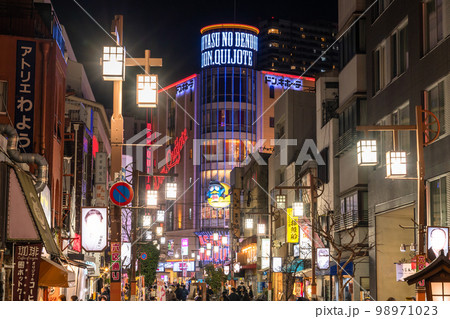 《東京都》夜の浅草・賑わう歓楽街 98971023