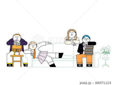 リビングに集まる不満顔の家族 98971124