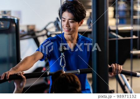 スポーツジムのトレーナー 98971132
