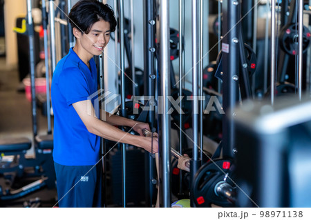 スポーツジムのトレーナー スポーツジムのトレーナー 98971138