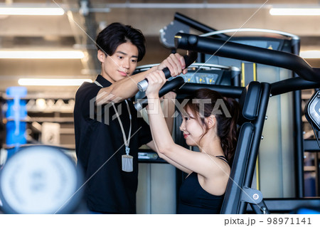 スポーツジムのトレーナー スポーツジムのトレーナー 98971141