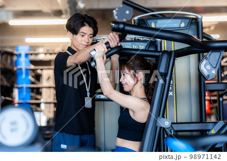 スポーツジムのトレーナー 98971142