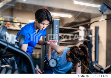 スポーツジムのトレーナー 98971186