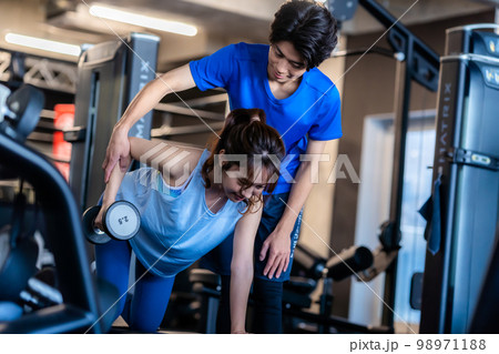 スポーツジムのトレーナー スポーツジムのトレーナー 98971188