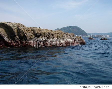 海上から見た葉山・名島群島沖の「沖の平島」の先端釣り座。 98971446