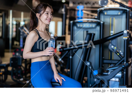 スポーツジムでトレーニングする若い女性 98971491