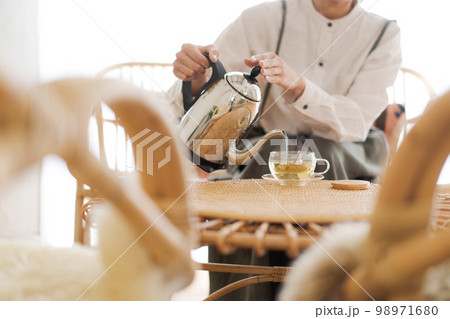 白湯を飲む女性 白湯を飲む女性 98971680