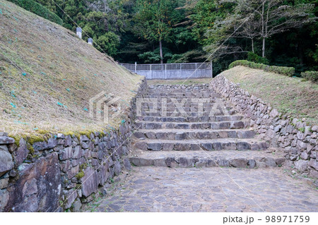 東京都　秋　八王子城址　虎口の石垣と石畳 98971759