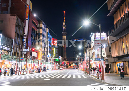 《東京都》夜の浅草・スカイツリーをのぞむ繁華街 98971817