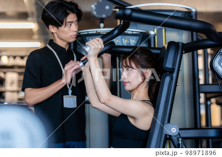 トレーニングする若い女性 98971896