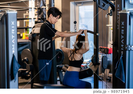 トレーニングする若い女性 98971945