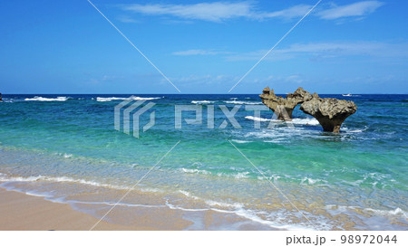 ハートロック 沖縄の海 ティーヌ浜 沖縄県今帰仁村  98972044