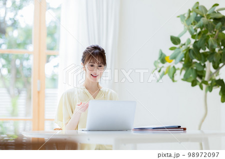 テレワーク　パソコンで仕事をする女性 98972097