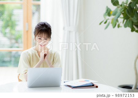 テレワーク パソコンで仕事をする女性 テレワーク パソコンで仕事をする女性 98972153