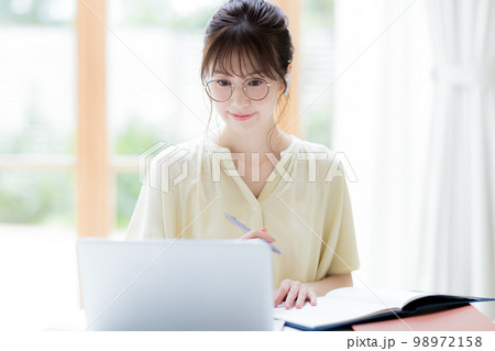 テレワーク パソコンで仕事をする女性 テレワーク パソコンで仕事をする女性 98972158