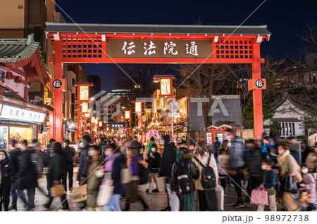 《東京都》夜の浅草・賑わう伝法院通り 98972738