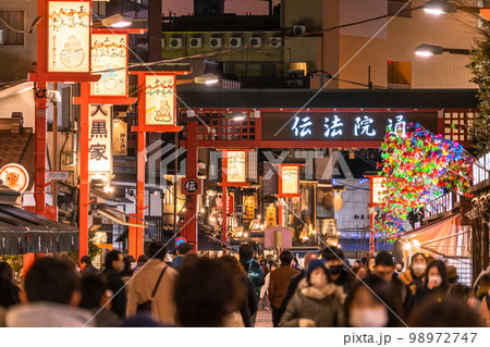 《東京都》夜の浅草・賑わう伝法院通り 《東京都》夜の浅草・賑わう伝法院通り 98972747