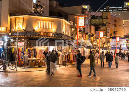 《東京都》夜の浅草・賑わう伝法院通り 《東京都》夜の浅草・賑わう伝法院通り 98972749