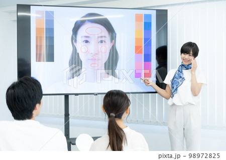 モニターの前でメイクレッスンをする女性講師 就活メイク ビジネスセミナー モニターの前でメイクレッスンをする女性講師 就活メイク ビジネスセミナー 98972825