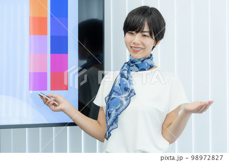 モニターの前でメイクレッスンをする女性講師 就活メイク ビジネスセミナー モニターの前でメイクレッスンをする女性講師 就活メイク ビジネスセミナー 98972827