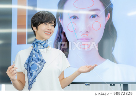 モニターの前でメイクレッスンをする女性講師　就活メイク　ビジネスセミナー 98972829