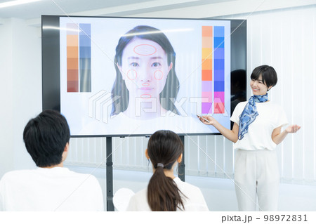 モニターの前でメイクレッスンをする女性講師　就活メイク　ビジネスセミナー 98972831