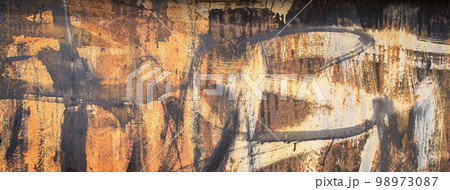 ペンキの剥がれた壁の背景テクスチャー 98973087