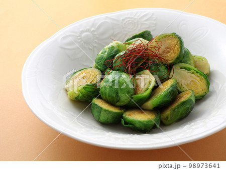 芽キャベツの料理　バターソテー 98973641