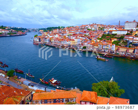 ポルトガルのポルトの遠景 98973687