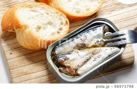 オイルサーディンの缶詰とバゲット 98973798