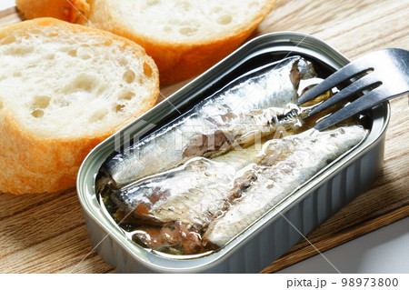 オイルサーディンの缶詰とバゲット 98973800