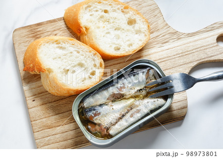 オイルサーディンの缶詰とバゲット 98973801