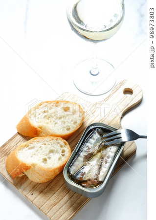 オイルサーディンの缶詰とバゲット 98973803