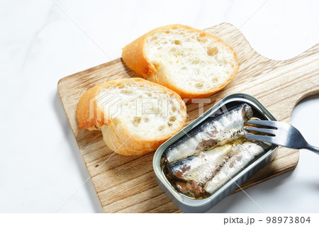 オイルサーディンの缶詰とバゲット 98973804