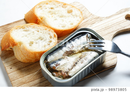 オイルサーディンの缶詰とバゲット 98973805